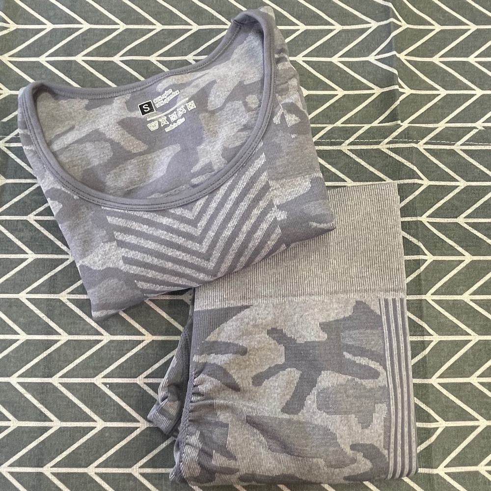 Like New Booty Lifting 2 PC Workout Set Gray Camo Long Sleeve Tights Both Small